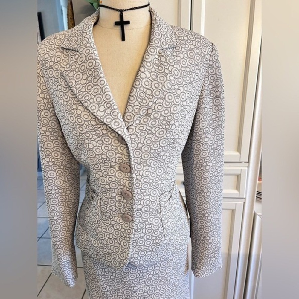 Women's Gray Patterned Skirt Suit Set - Classic Blazer & Flounce Hem Skirt - Picture 2 of 11
